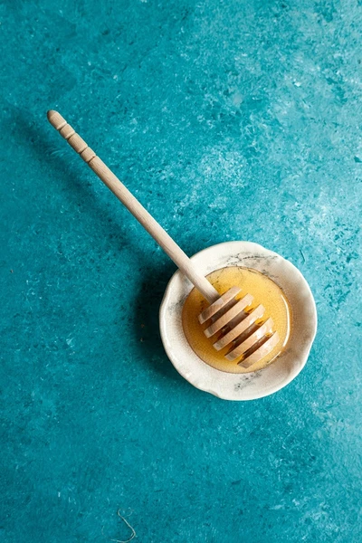 Домашна наска за лице с мед против бръчки